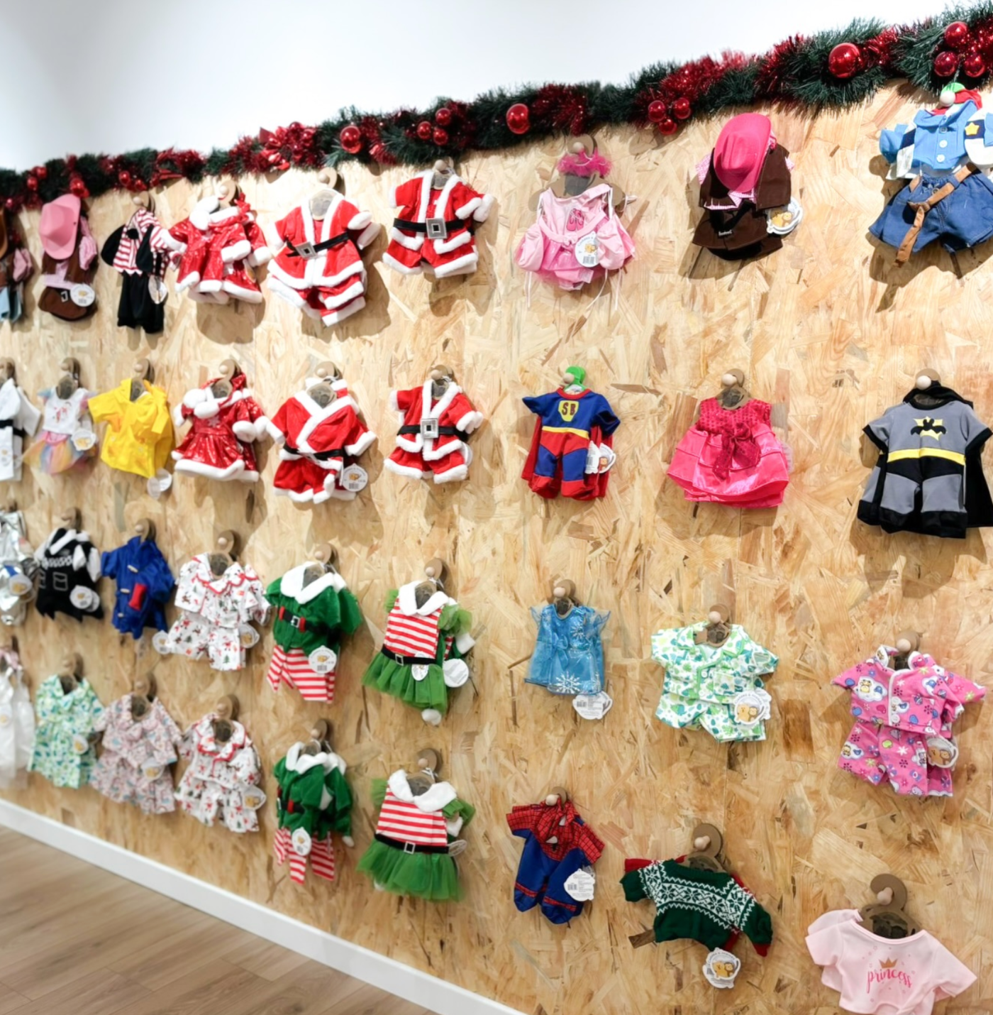 Mur de vêtements pour peluches : costumes, robes, tenues de métiers et de fête
