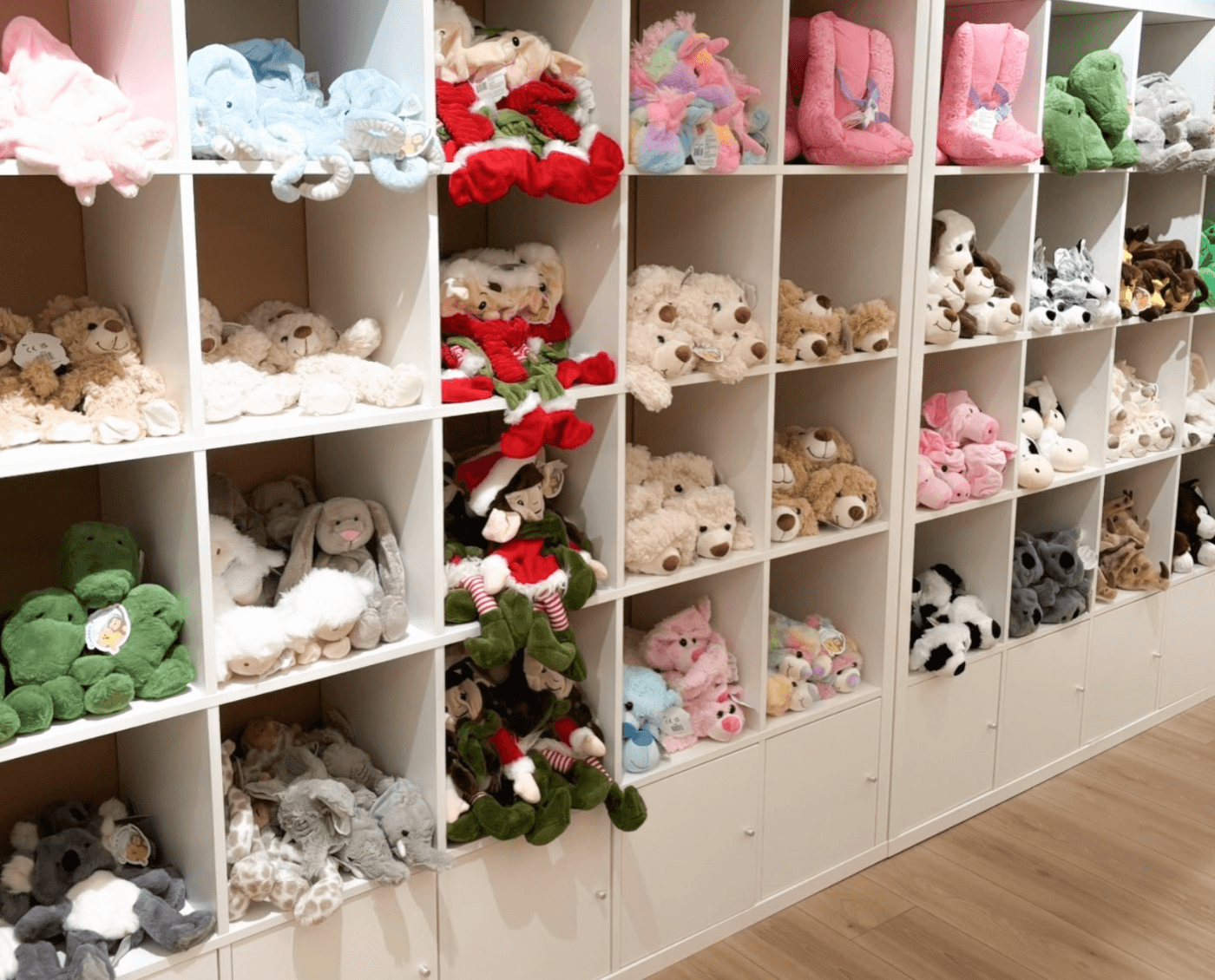 Étagères remplies de peluches classées par familles